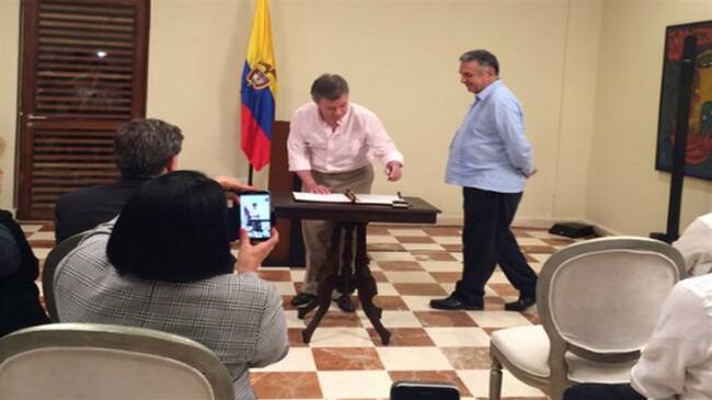 El presidente Juan Manuel Santos sancionó Ley de empleo y emprendimiento para jóvenes. Foto: Twitter/@MintrabajoCol