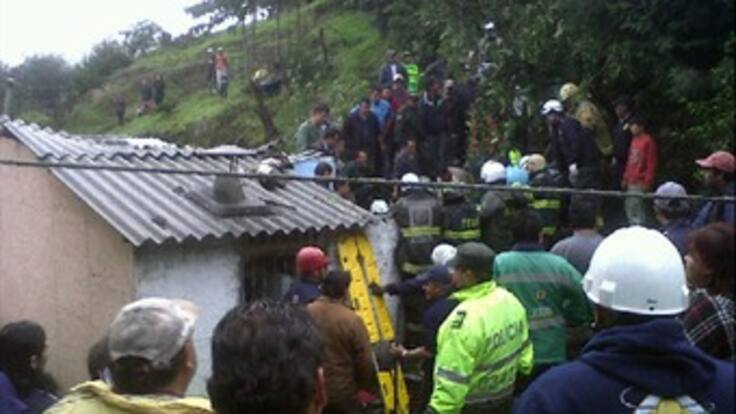 Rescatan con vida a cuatro personas víctimas de un deslizamiento en la vía a La Calera