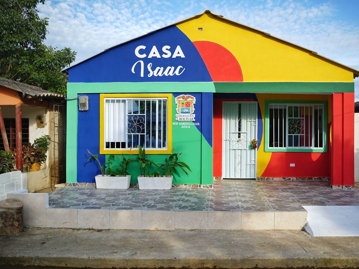 Gobernador de Bolívar entregó casa a niño y su familia en zona rural de Mahates