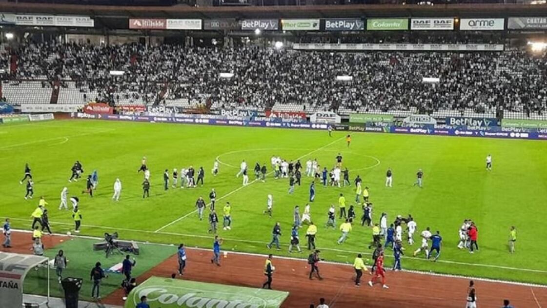 Hinchas del Once Caldas invadieron la cancha del Palogrande para agredir a sus jugadores / golesendir