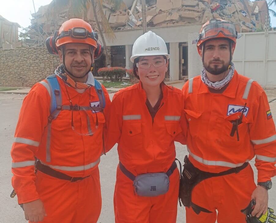 A la izquierda, el voluntario Jaime Alonso Rojas Arbeláez; en el centro, una rescatista; y a la derecha, el voluntario Davison Corredor Cabrera. Foto relacionada.
