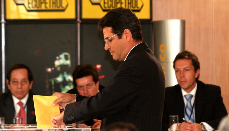 Jorge Carvajal deposita la propuesta de Glencore International cuando ganó el derecho de ser socio de Ecopetrol tras ofertar 630,7 millones de dólares por Reficar