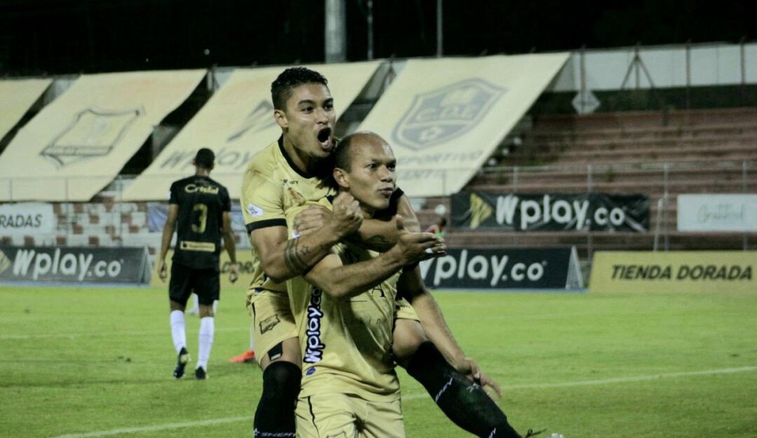 Juan David Pérez festeja el segundo gol de Águilas Doradas.