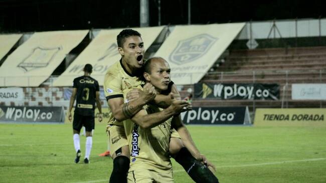 Juan David Pérez festeja el segundo gol de Águilas Doradas.
