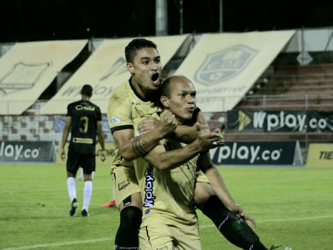 Juan David Pérez festeja el segundo gol de Águilas Doradas.