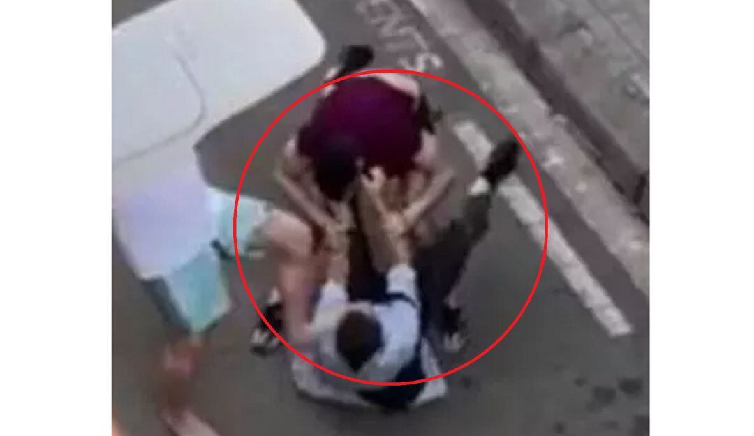 (VIDEO) Linchan a policía al ser confundido con un ladrón en Barcelona