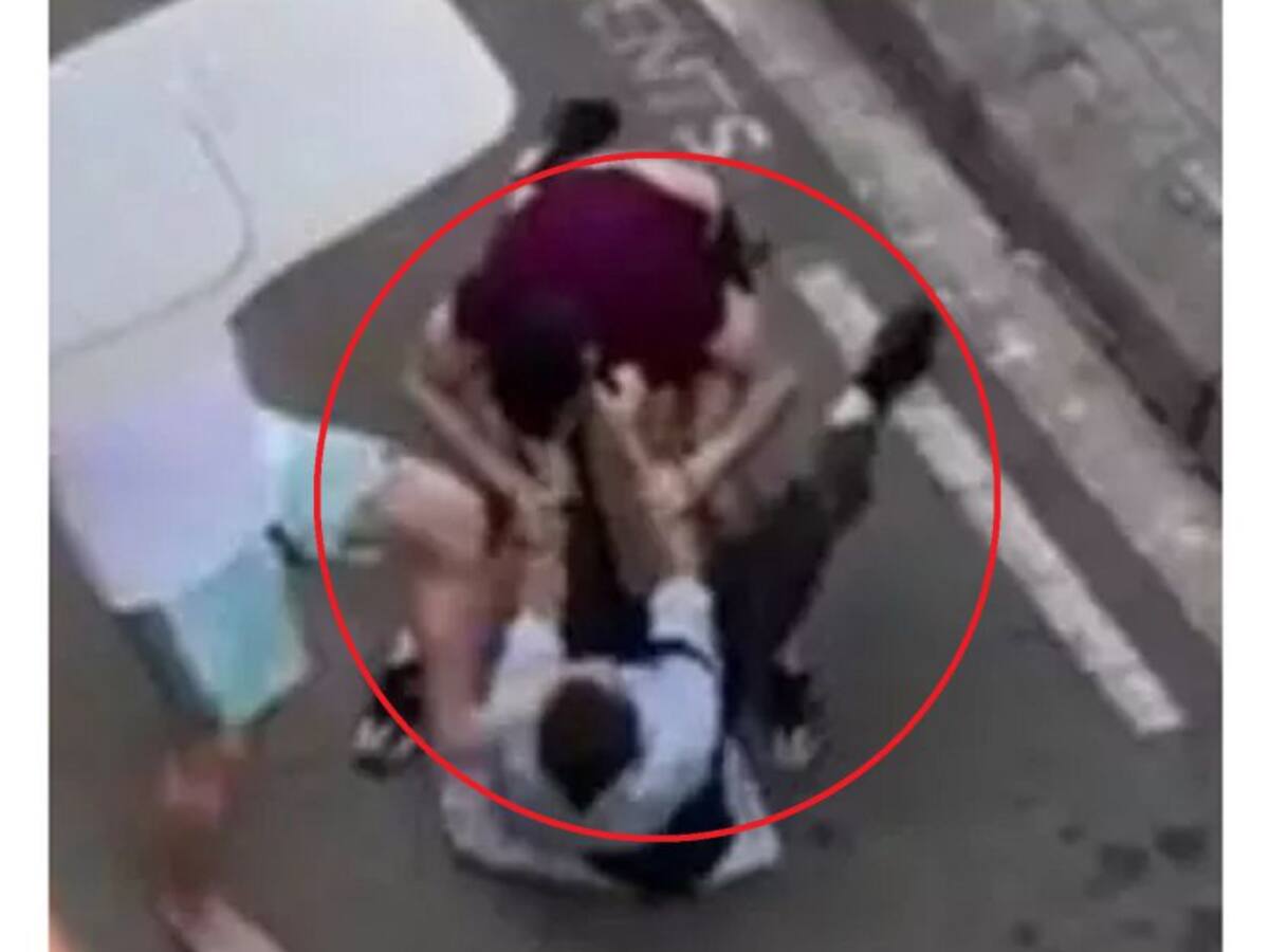 (VIDEO) Linchan a policía al ser confundido con un ladrón en Barcelona