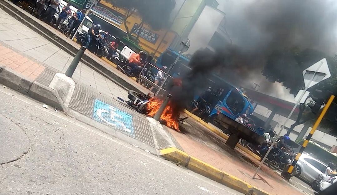 Queman motocicleta a presunto delincuente