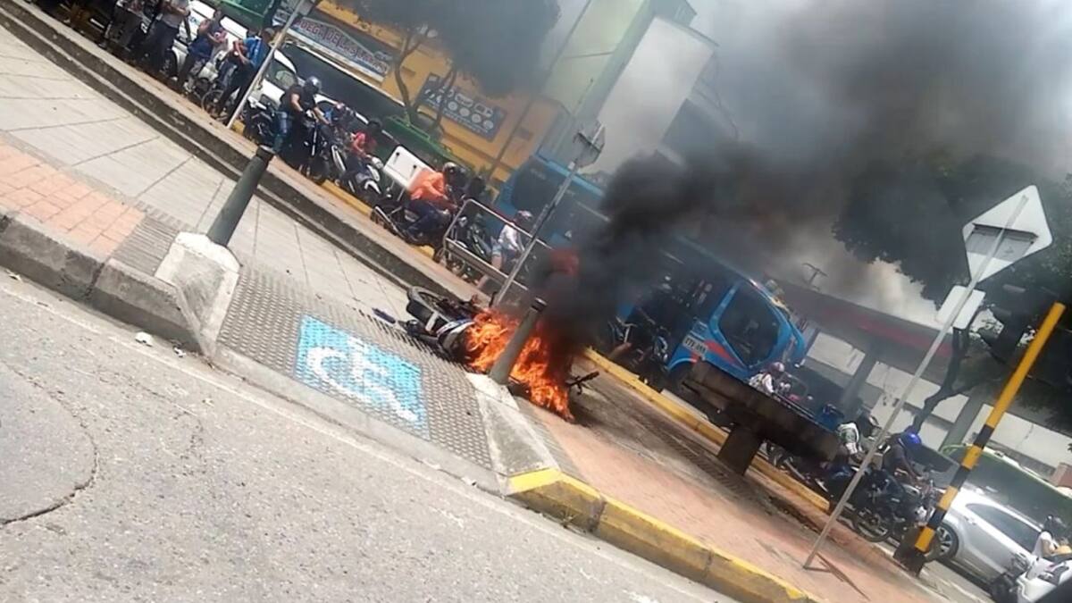 Comunidad le prendió fuego a una motocicleta en Bucaramanga