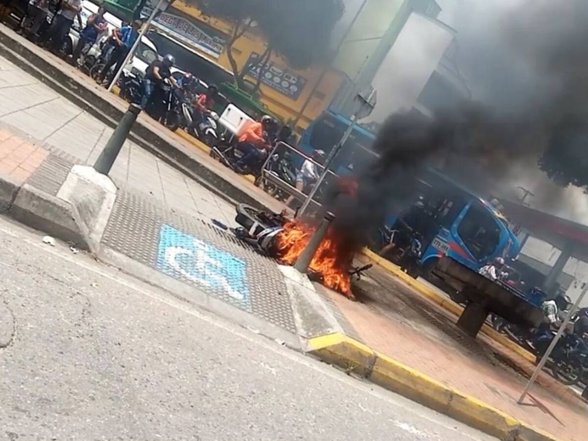 Comunidad le prendió fuego a una motocicleta en Bucaramanga