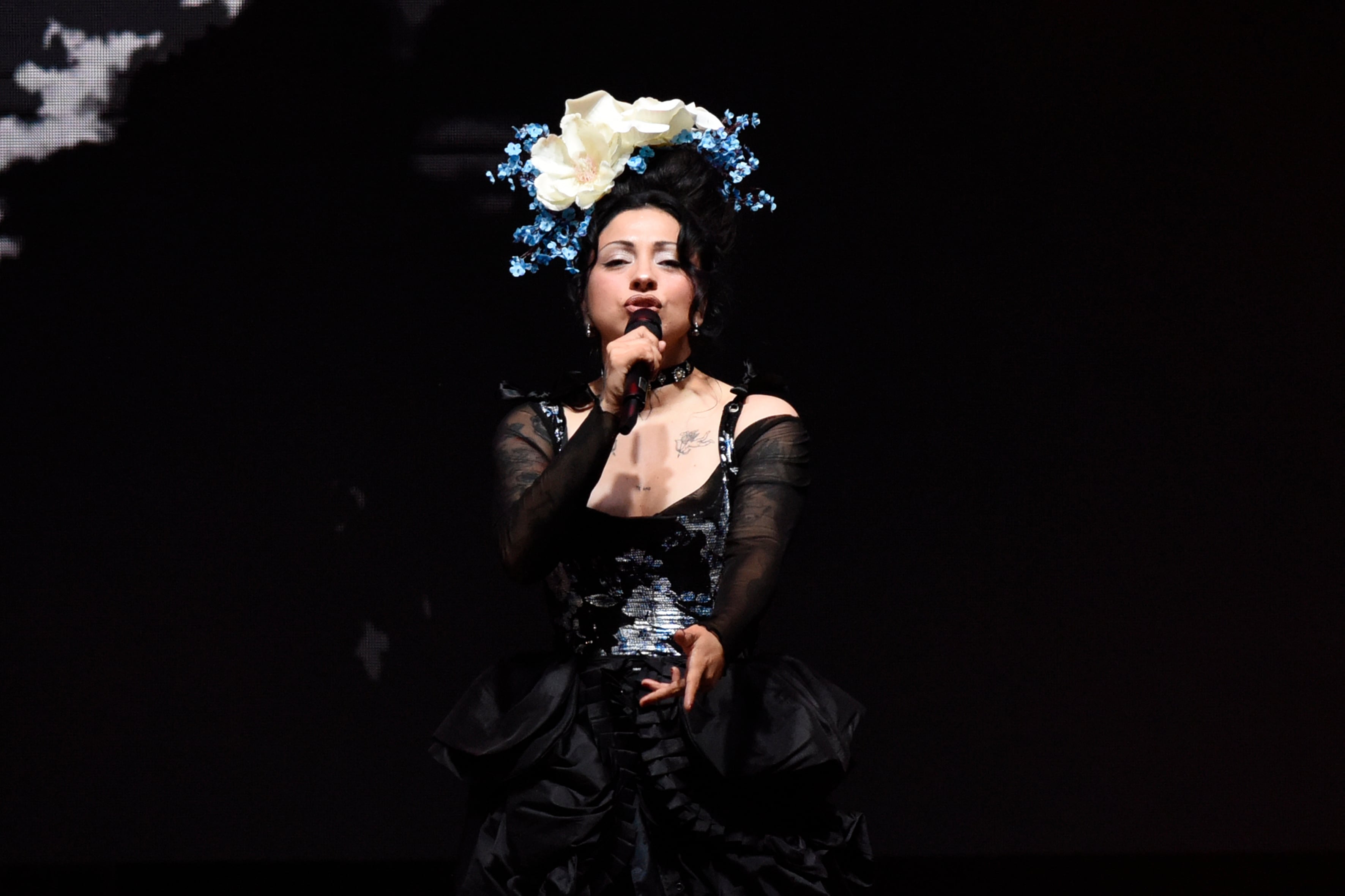 -FOTODELDÍA- HUESCA, 28/07/2024.- La cantante chilena Mon Laferte durante el concierto de la jornada de clausura del XXXI Festival 'Pirineos Sur', celebrada este domingo en el escenario flotante de Lanuza, en Huesca. EFE/Javier Blasco