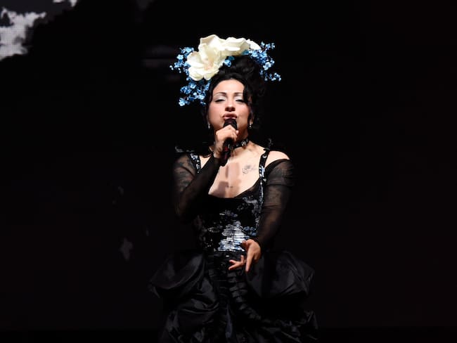 -FOTODELDÍA- HUESCA, 28/07/2024.- La cantante chilena Mon Laferte durante el concierto de la jornada de clausura del XXXI Festival 'Pirineos Sur', celebrada este domingo en el escenario flotante de Lanuza, en Huesca. EFE/Javier Blasco