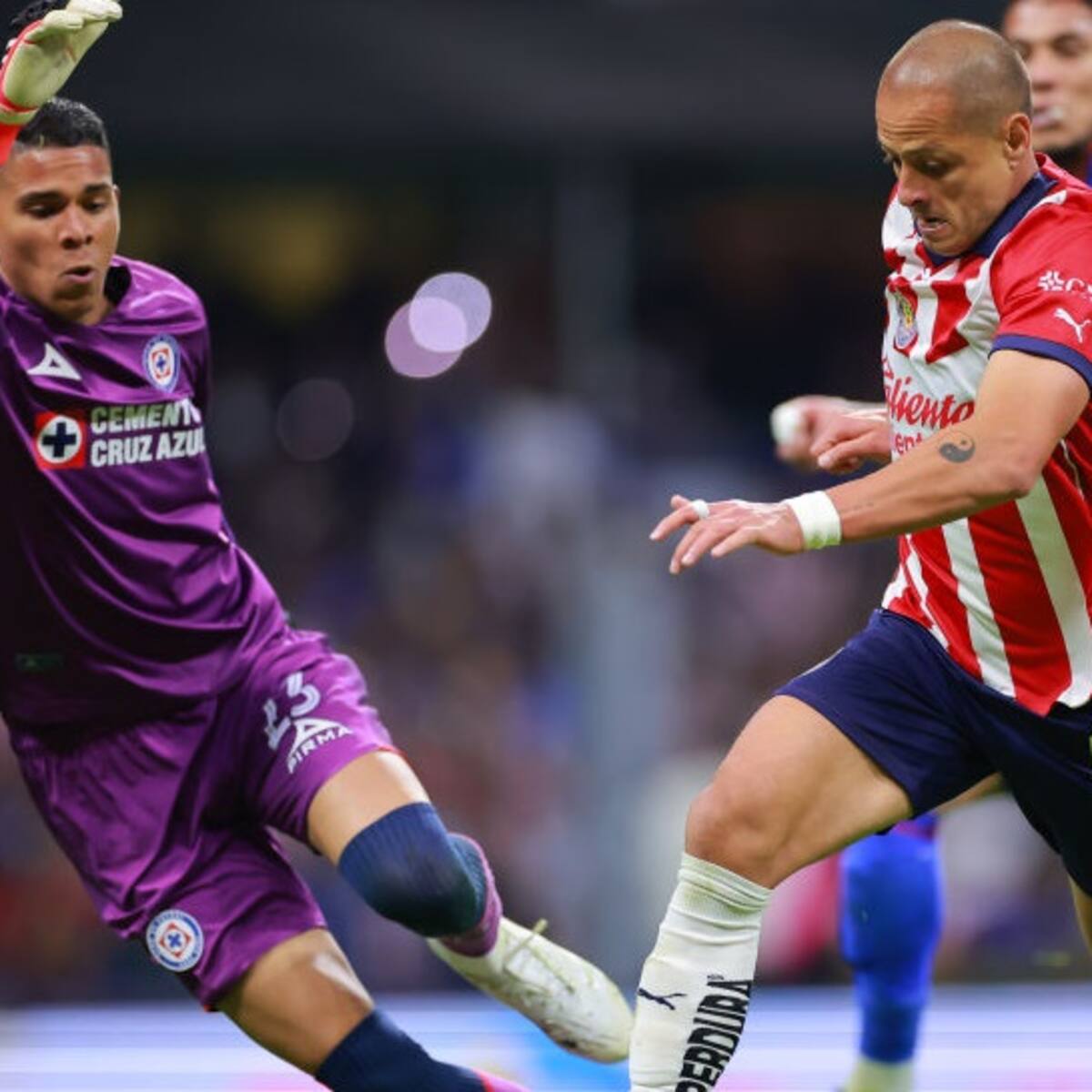 Kevin Mier vuelve a ser elogiado por impresionante atajada a Chicharito Hernández