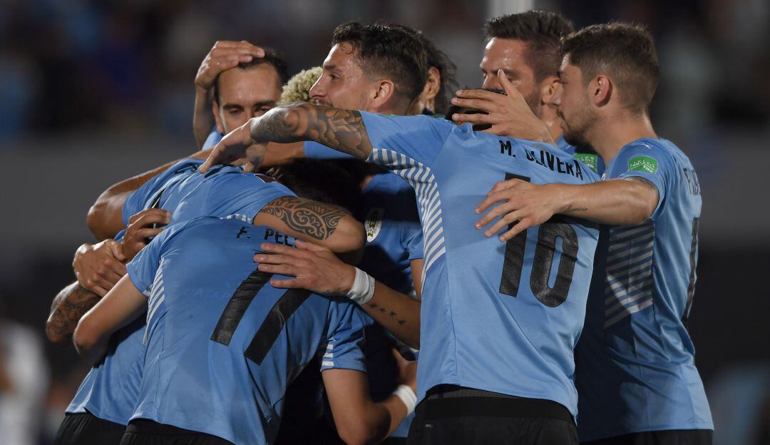 Los jugadores de Uruguay festejan una de sus cuatro anotaciones ante Venezuela.