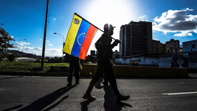 Decenas de familias venezolanas se han concentrado en la terminal de transporte de Cali. Foto: Getty Images