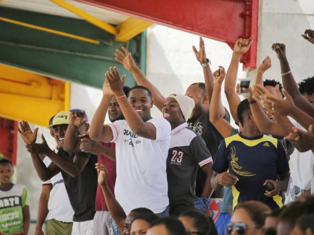 Pantalla gigante en el barrio de Wilmar Barrios para ver debut de Colombia