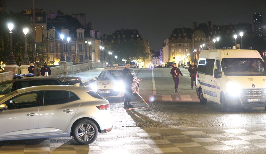 En París policía mató a dos personas en vehículo que intentó embestirle