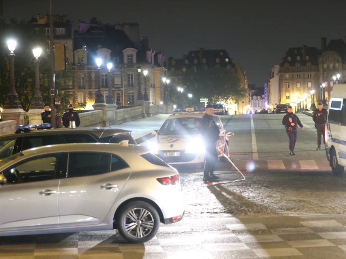 En París policía mató a dos personas en vehículo que intentó embestirle