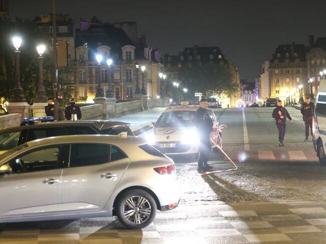 En París policía mató a dos personas en vehículo que intentó embestirle