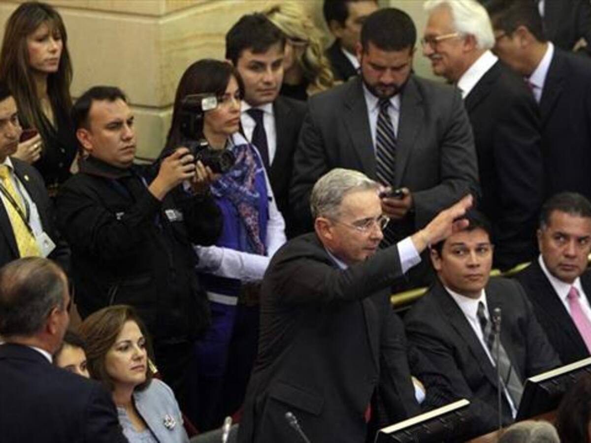 Habrá que darles bonbonbum a uribistas para que vayan a plenarias: Velasco