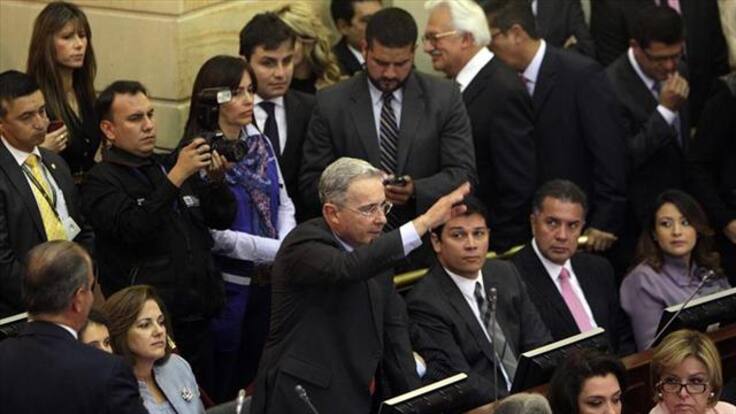 Habrá que darles bonbonbum a uribistas para que vayan a plenarias: Velasco
