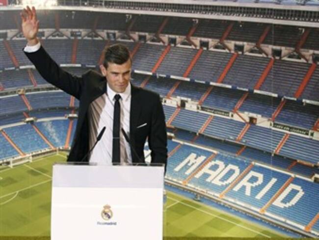 Gareth Bale recibe la bienvenida de los jugadores del Real Madrid