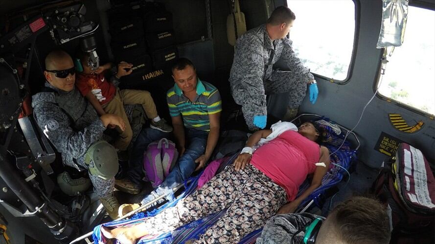 Fuerza Aérea rescató a una mujer indígena embarazada en Cauca. Foto: Fuerza Aérea