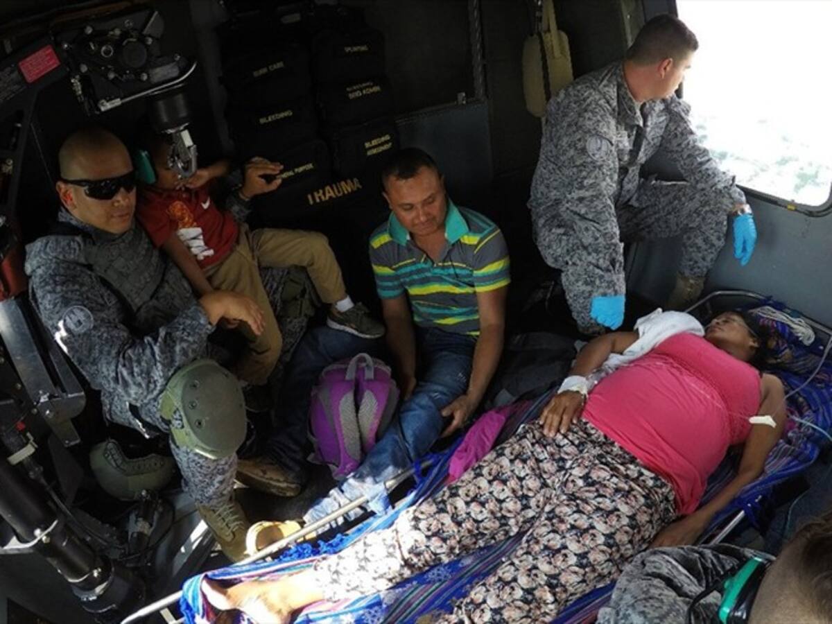 Fuerza Aérea rescató a una mujer indígena embarazada en Cauca