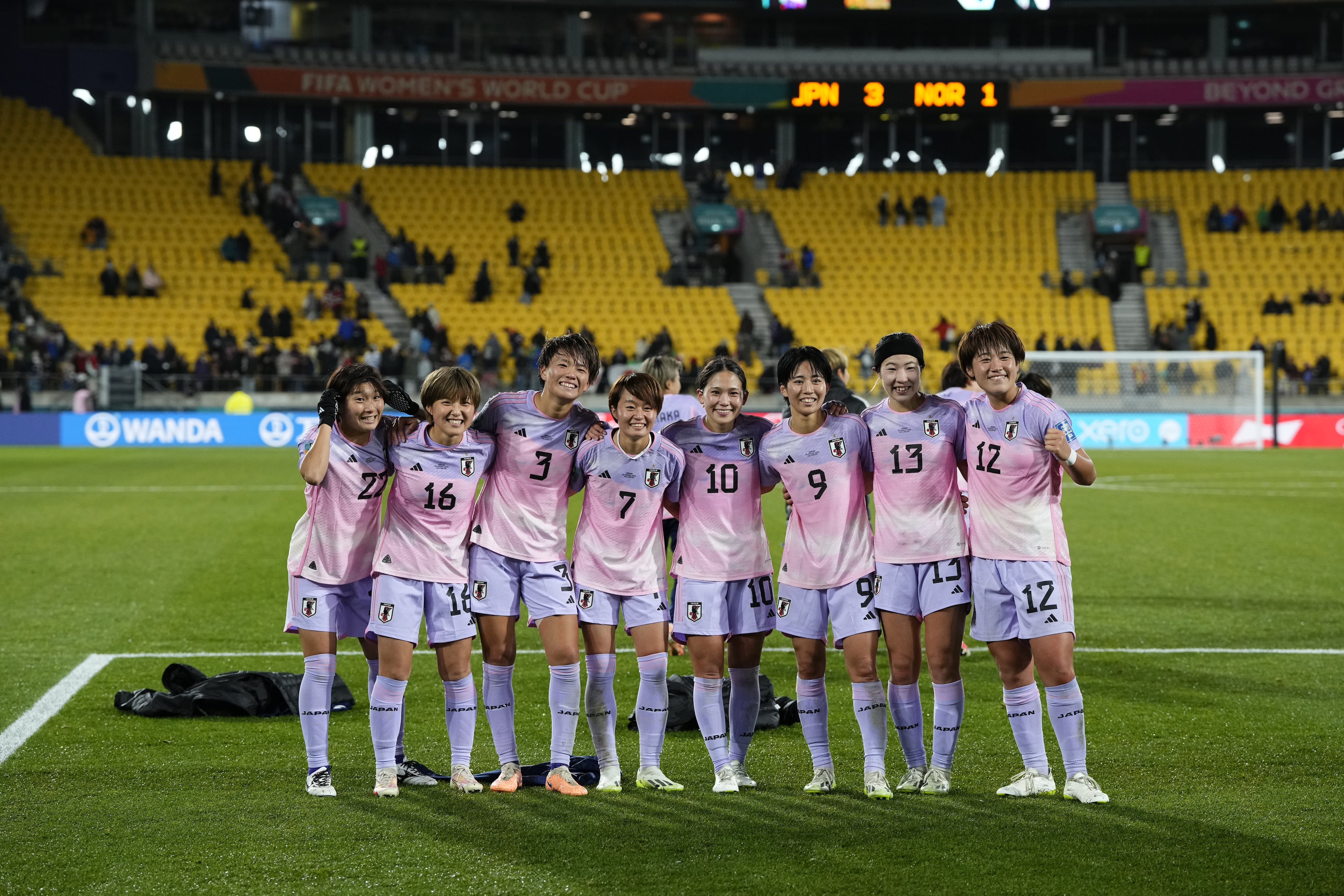 Las jugadoras de Japón festejan la clasificación a cuartos. (Photo by Jose Breton/Anadolu Agency via Getty Images)