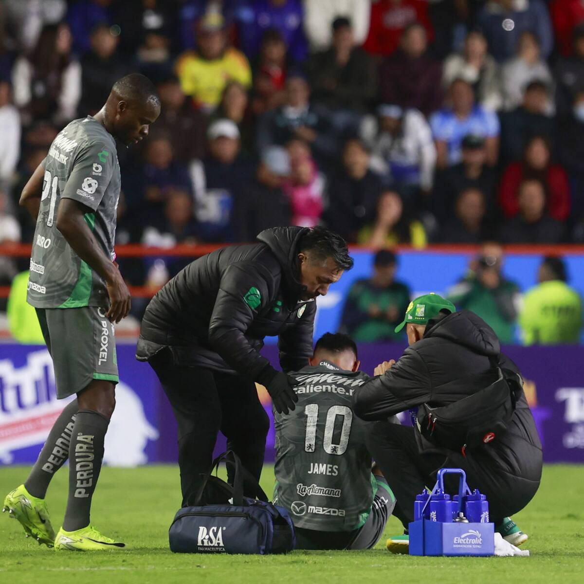 Video: Así fue la violenta patada voladora que recibió James Rodríguez en el Pachuca vs. León