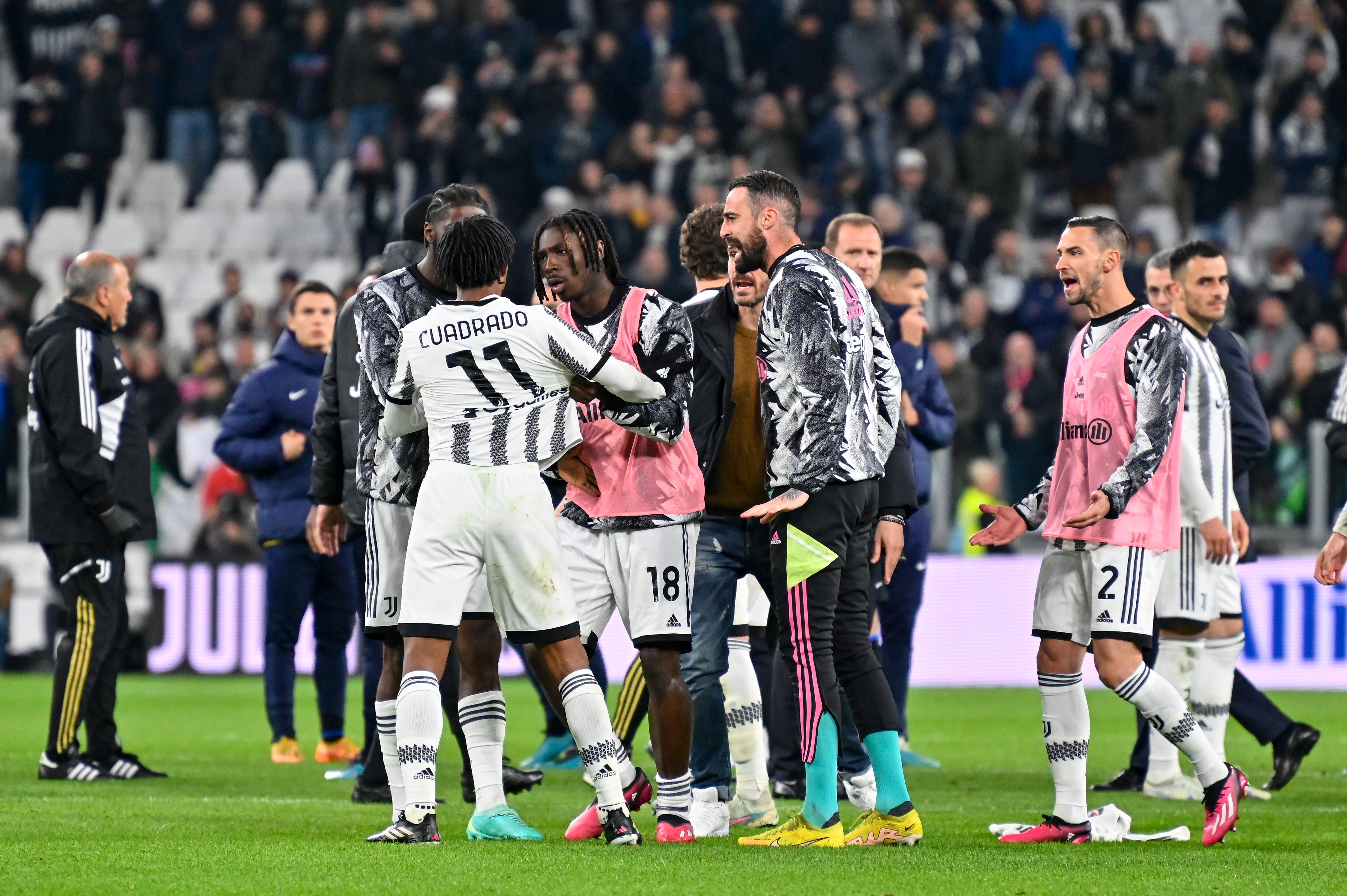 Juan Guillermo Cuadrado es alejado por sus compañeros tras el juego ante el Inter. (Photo by Diego Puletto/Getty Images)
