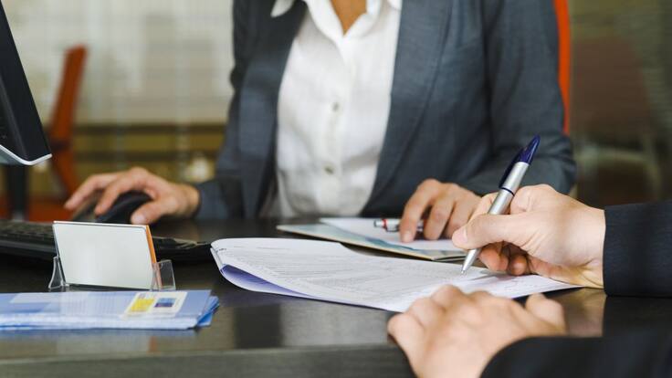 Los contratos públicos por prestación de servicios se reducirían un 30%