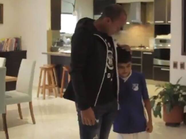 [Video] El gran gesto de Juan David Pérez con un niño hincha de Millonarios