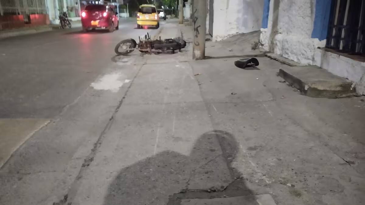 Motociclista falleció en el barrio Torices por violento choque contra un muro