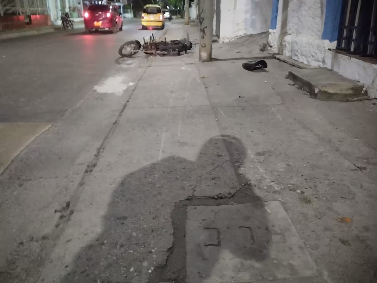 Motociclista falleció en el barrio Torices por violento choque contra un muro