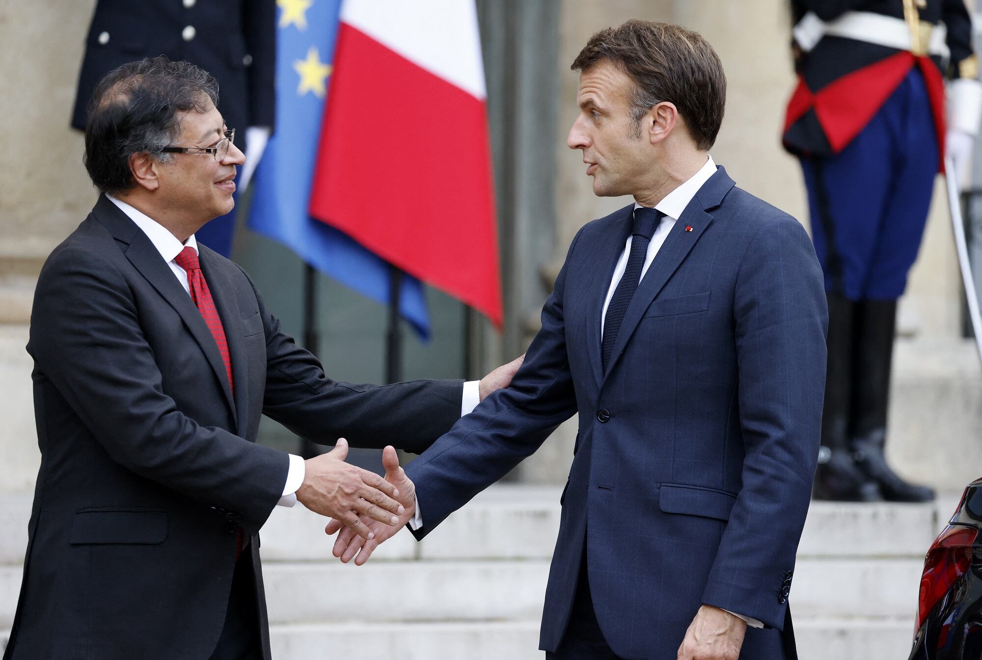 Gustavo Petro y Emmanuel Macron. (Photo by Ludovic MARIN / AFP)