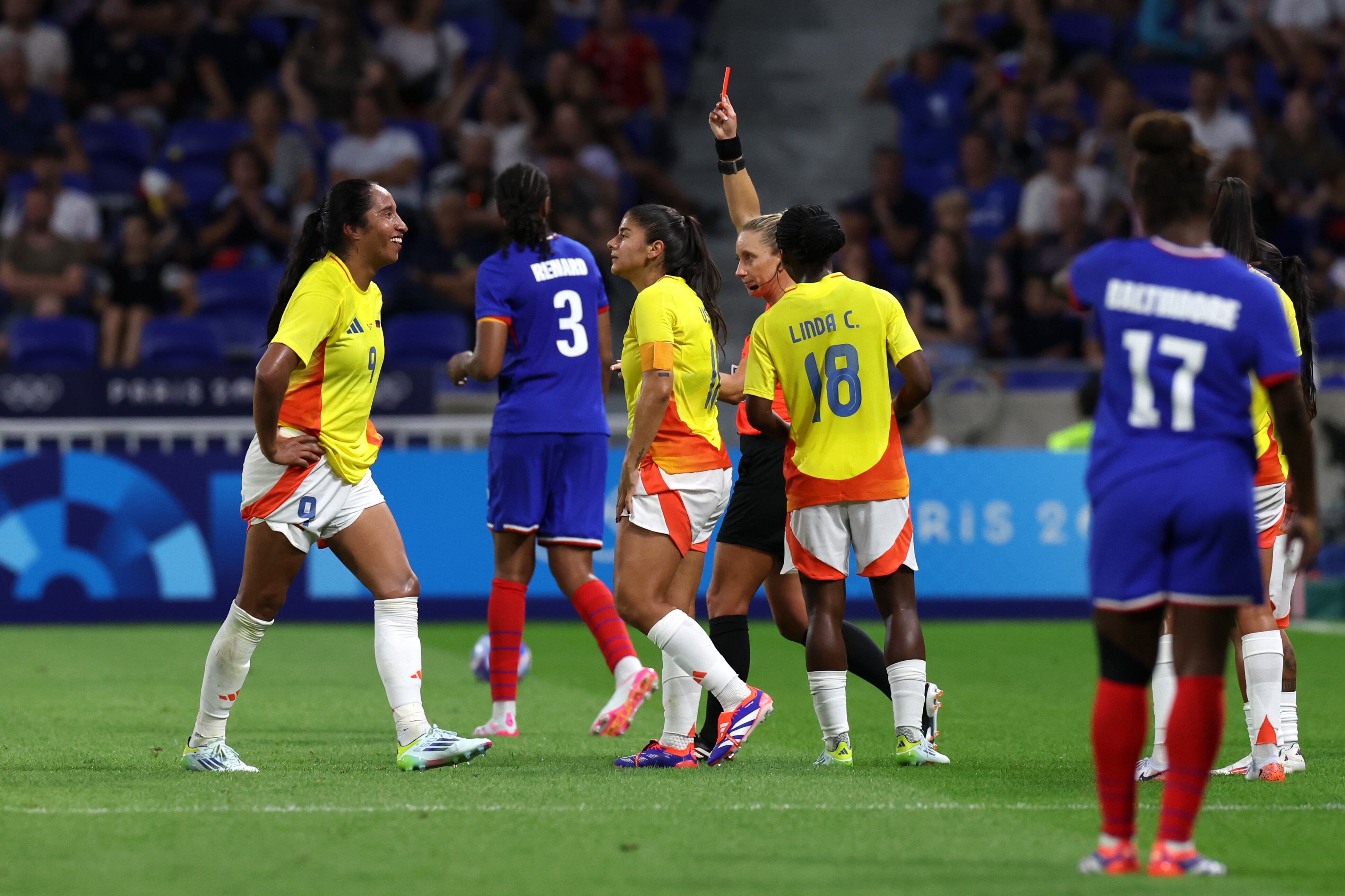 Mayra Ramírez se fue expulsada del duelo entre Colombia y Francia. (Photo by Claudio Villa/Getty Images)