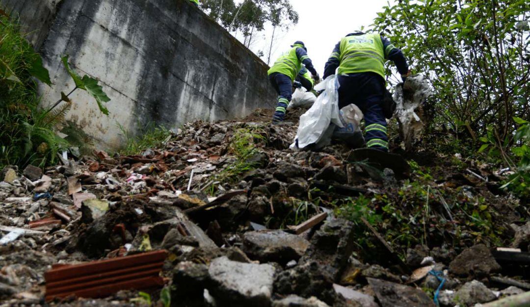 Escombros arrojados en la reserva natural de Río Blanco