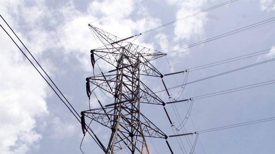 La empresa encargada del servicio informó que una falla en la línea nacional de alta tensión ocasionó ausencia del servicio para más del 75% de usuarios en el departamento.. Foto: Colprensa