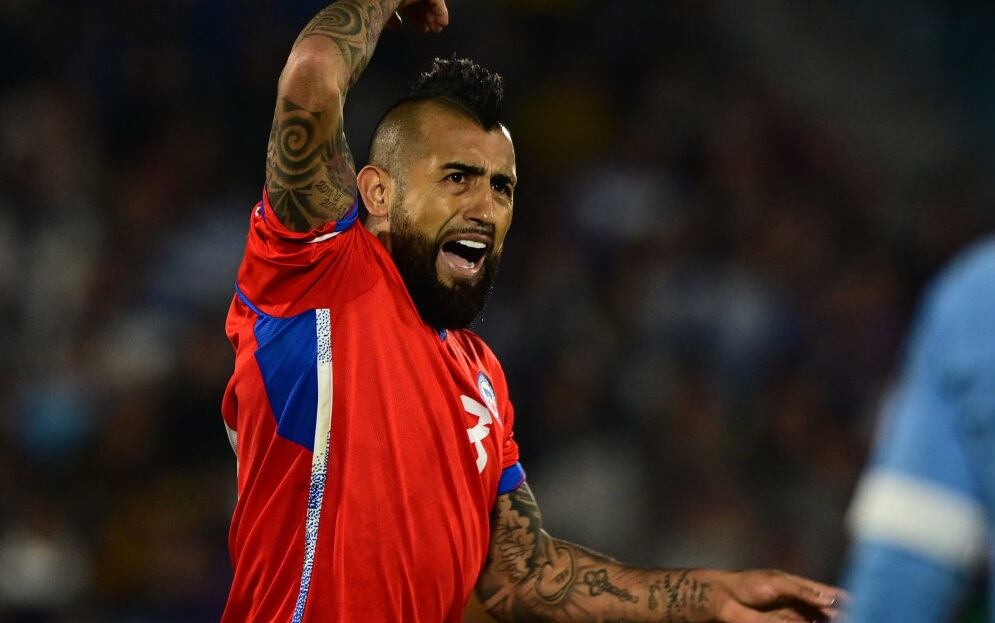 Arturo Vidal tras marcar su gol ante Uruguay en el inicio de las Eliminatorias (Photo by PABLO PORCIUNCULA/AFP via Getty Images)