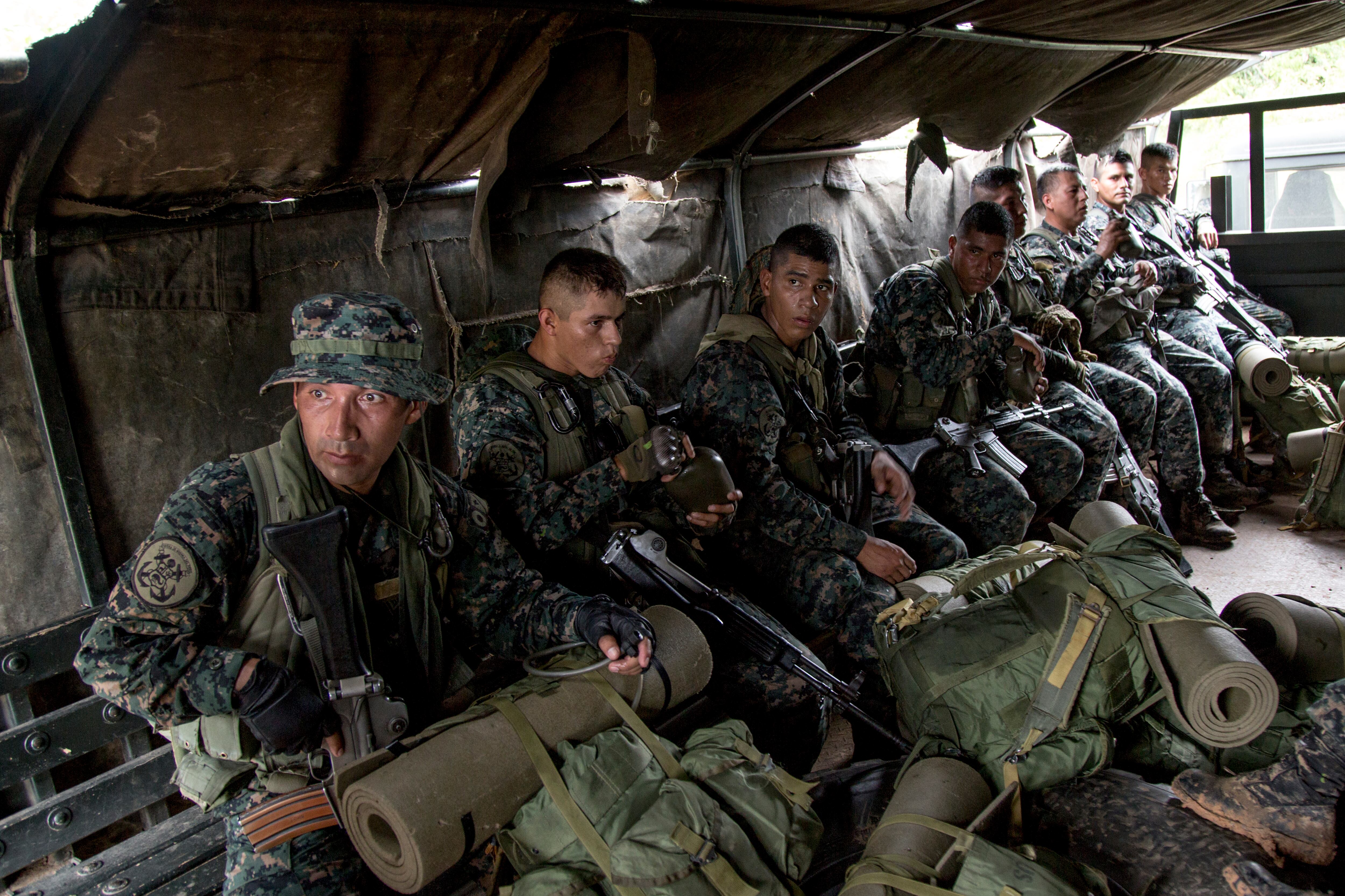 El Ejército peruano mató a cinco personas, incluyendo un colombiano, señaladas de transportar drogas. Un sobreviviente acusó a las autoridades de escenificar un delito.
(Foto:   Manuel Medir/Getty Images)