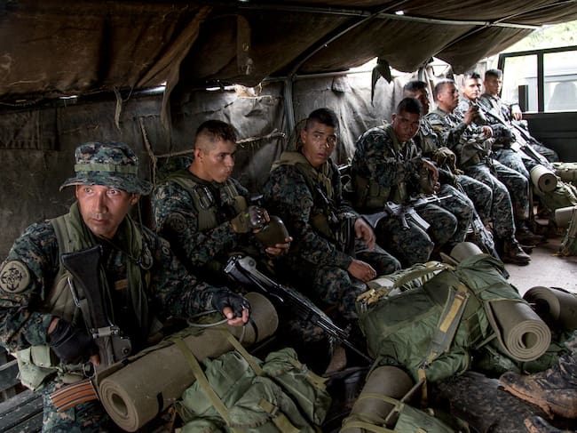 El Ejército peruano mató a cinco personas, incluyendo un colombiano, señaladas de transportar drogas. Un sobreviviente acusó a las autoridades de escenificar un delito.
(Foto: Manuel Medir/Getty Images)