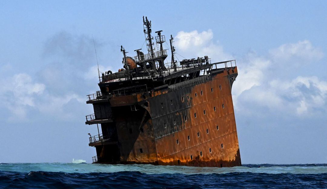 La mitad del barco carguero singapurense se hundió luego de extinguirse el incendio que estuvo activo durante 13 días. 