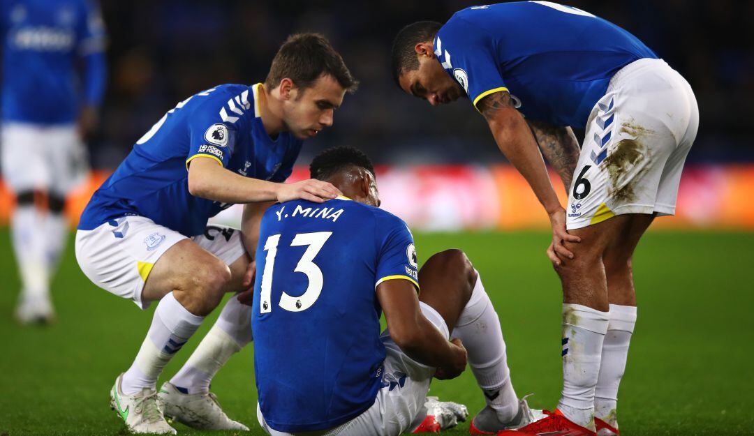 Yerry Mina, en el momento justo en que se lesiona en el juego del Everton ante el Arsenal.