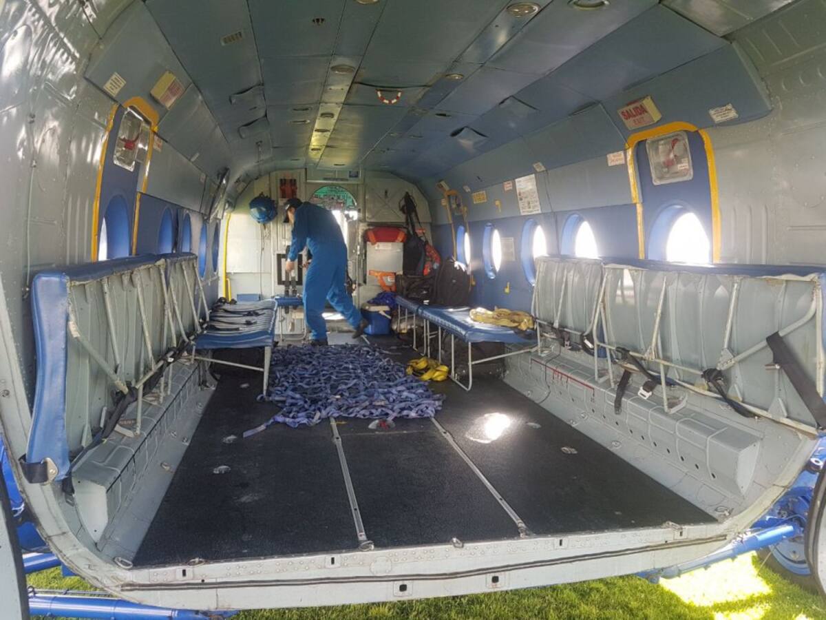 El lienzo que mide 1.25 metros de alto y 1.39 metros de ancho, y que está adornado con las esmeraldas propias de la región, fue puesto en una estructura de madera y vidrio para transportarlo por todas las calles de Chiquinquirá 