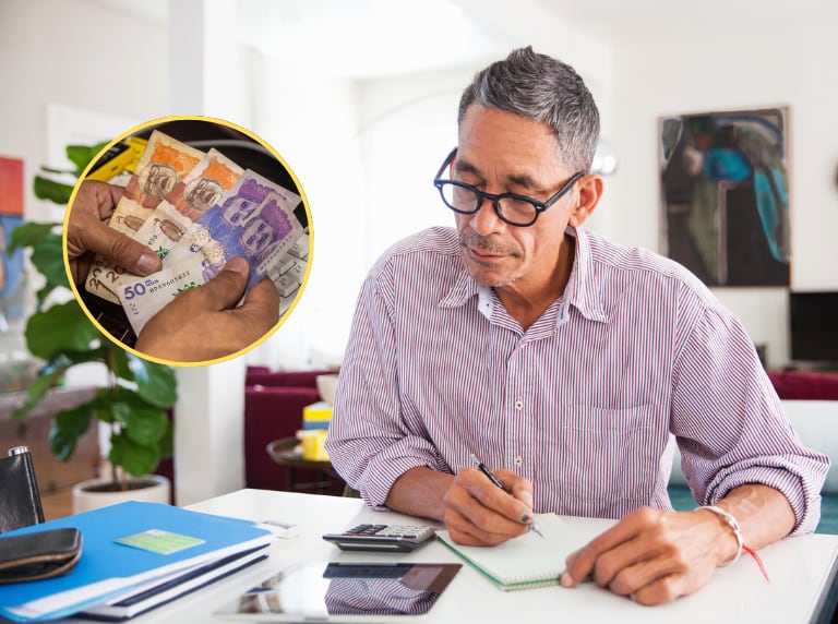 Hombre haciendo cuentas de su dinero con calculadora / Persona contando dinero colombiano (Getty Images)