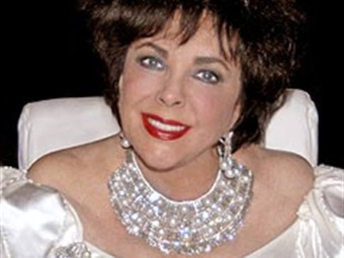 Exhiben joyas y prendas de Elizabeth Taylor antes de subasta en Nueva York