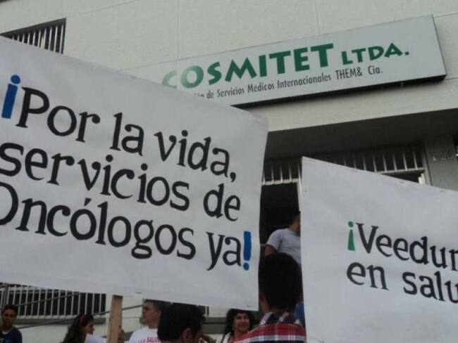 Plantón de maestros en Risaralda rechazando suspensión de servicios médicos