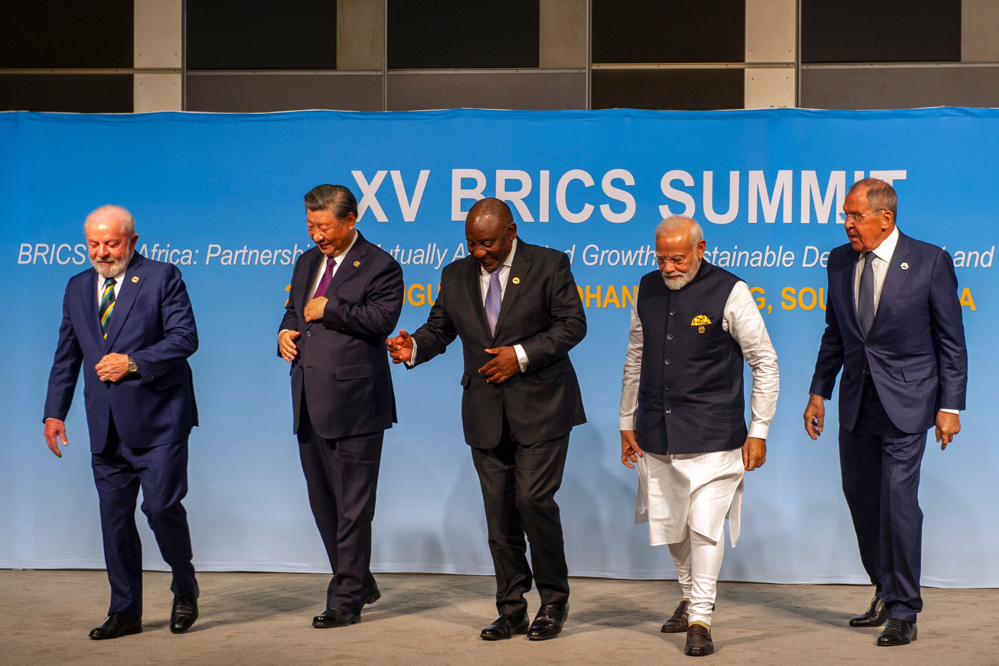 Johannesburg (South Africa), 24/05/2023.- (L-R) Brazil's President Luiz Inacio Lula da Silva, China's President Xi Jinping, South African President Cyril Ramaphosa, Indian Prime Minister Narendra Modi and Russia's Foreign Minister Sergei Lavrov walk after posing for a picture at the BRICS Summit in Johannesburg, South Africa, 23 August 2023. South Africa is hosting the 15th BRICS Summit, (Brazil, Russia, India, China and South Africa), as the group'Äôs economies account for a quarter of global gross domestic product. Dozens of leaders of other countries in Africa, Asia and the Middle East are also attending the summit. (Brasil, Rusia, Sudáfrica, Johannesburgo) EFE/EPA/ALET PRETORIUS / POOL