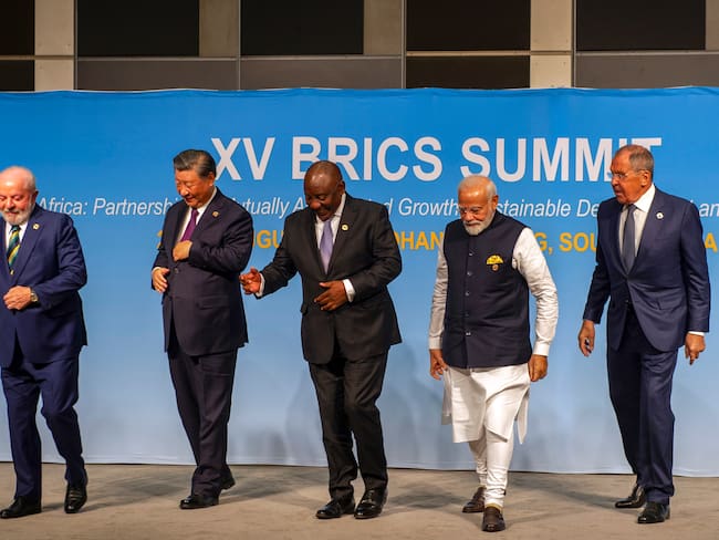 Johannesburg (South Africa), 24/05/2023.- (L-R) Brazil&#039;s President Luiz Inacio Lula da Silva, China&#039;s President Xi Jinping, South African President Cyril Ramaphosa, Indian Prime Minister Narendra Modi and Russia&#039;s Foreign Minister Sergei Lavrov walk after posing for a picture at the BRICS Summit in Johannesburg, South Africa, 23 August 2023. South Africa is hosting the 15th BRICS Summit, (Brazil, Russia, India, China and South Africa), as the group&#039;Äôs economies account for a quarter of global gross domestic product. Dozens of leaders of other countries in Africa, Asia and the Middle East are also attending the summit. (Brasil, Rusia, Sudáfrica, Johannesburgo) EFE/EPA/ALET PRETORIUS / POOL